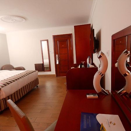 Hotel La Falaise Yaounde Ngoại thất bức ảnh