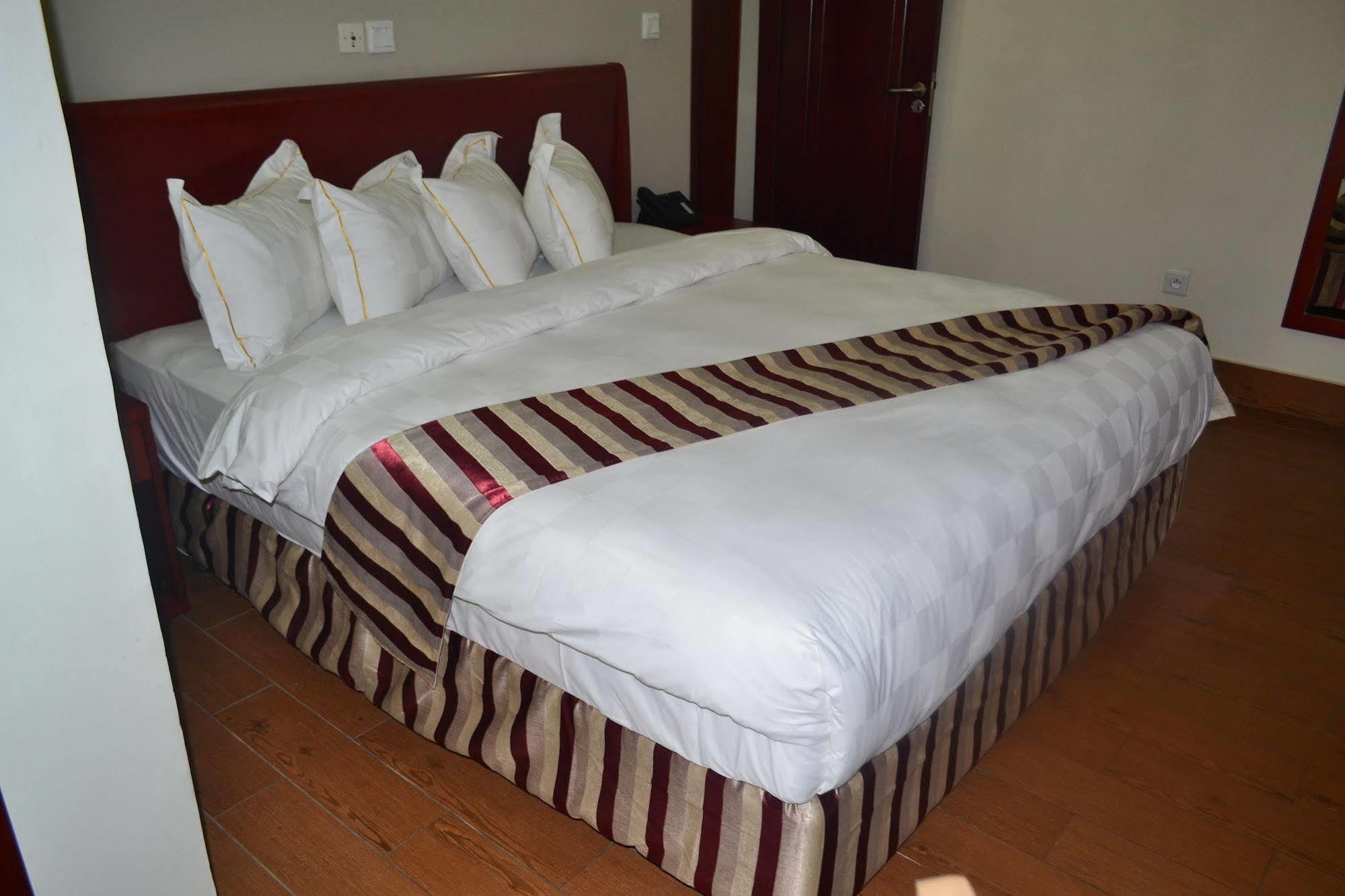 Hotel La Falaise Yaounde Ngoại thất bức ảnh